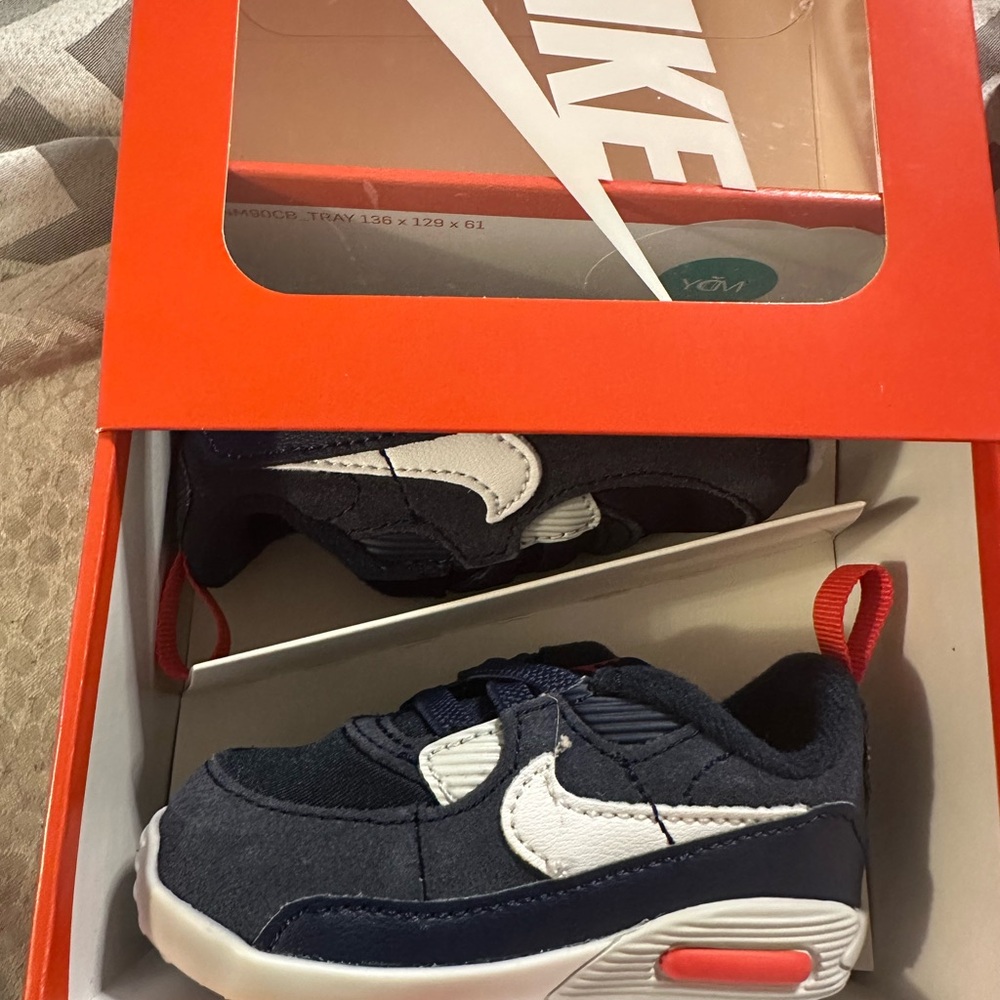 New with box size 3c Nike air max crib